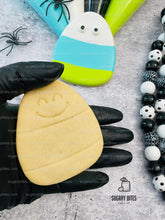 Load image into Gallery viewer, Halloween Cookie Decorating Kit, DIY Cookie Kit, (Large Cookies) ***INCLUDES 24 ITEMS*** With 4 Icing Bags &amp; 3 Deluxe Sprinkle!!
